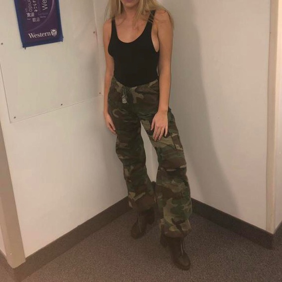 Camo pants from urban outfitters - Picture 2 of 3